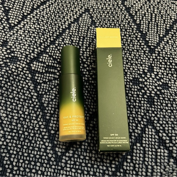 New Ciele Tint & Protect Serum Foundation 04 Light Medium - Picture 2 of 2